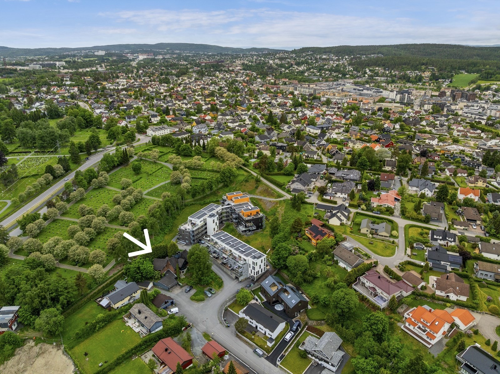 Eiendommen har en flott beliggenhet på "toppen" av Rælingen, like ved gravlunden. Galleribilde