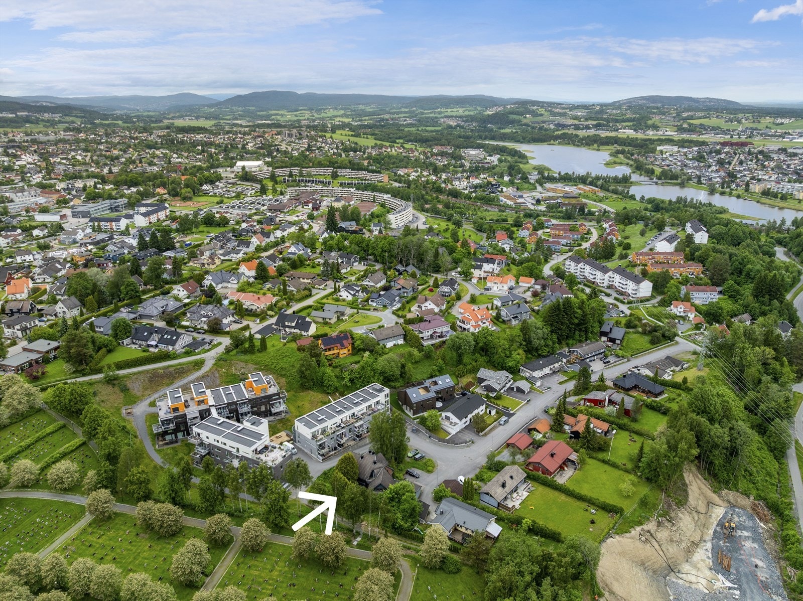 Eiendommen ligger innerst i en rolig blindvei, omkranset av frodig vegetasjon og beplantning som skjermer for innsyn. Galleribilde