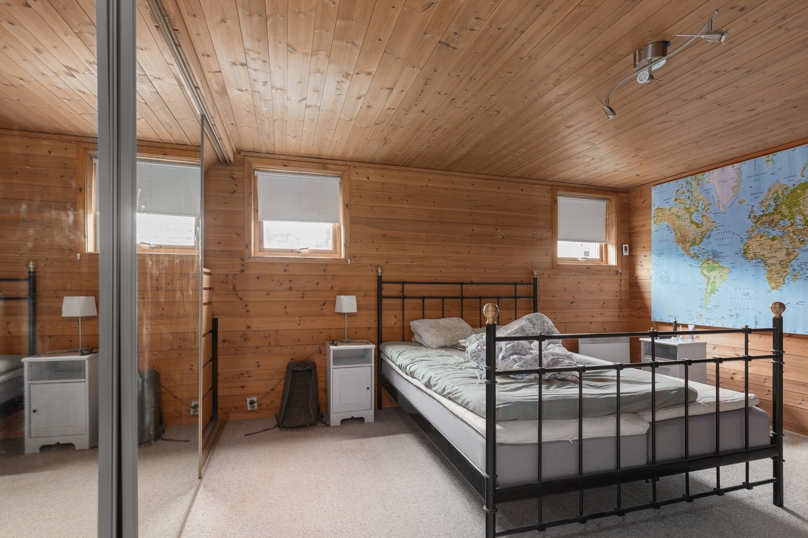 Soverom med skyvedørsgarderobe. Galleribilde