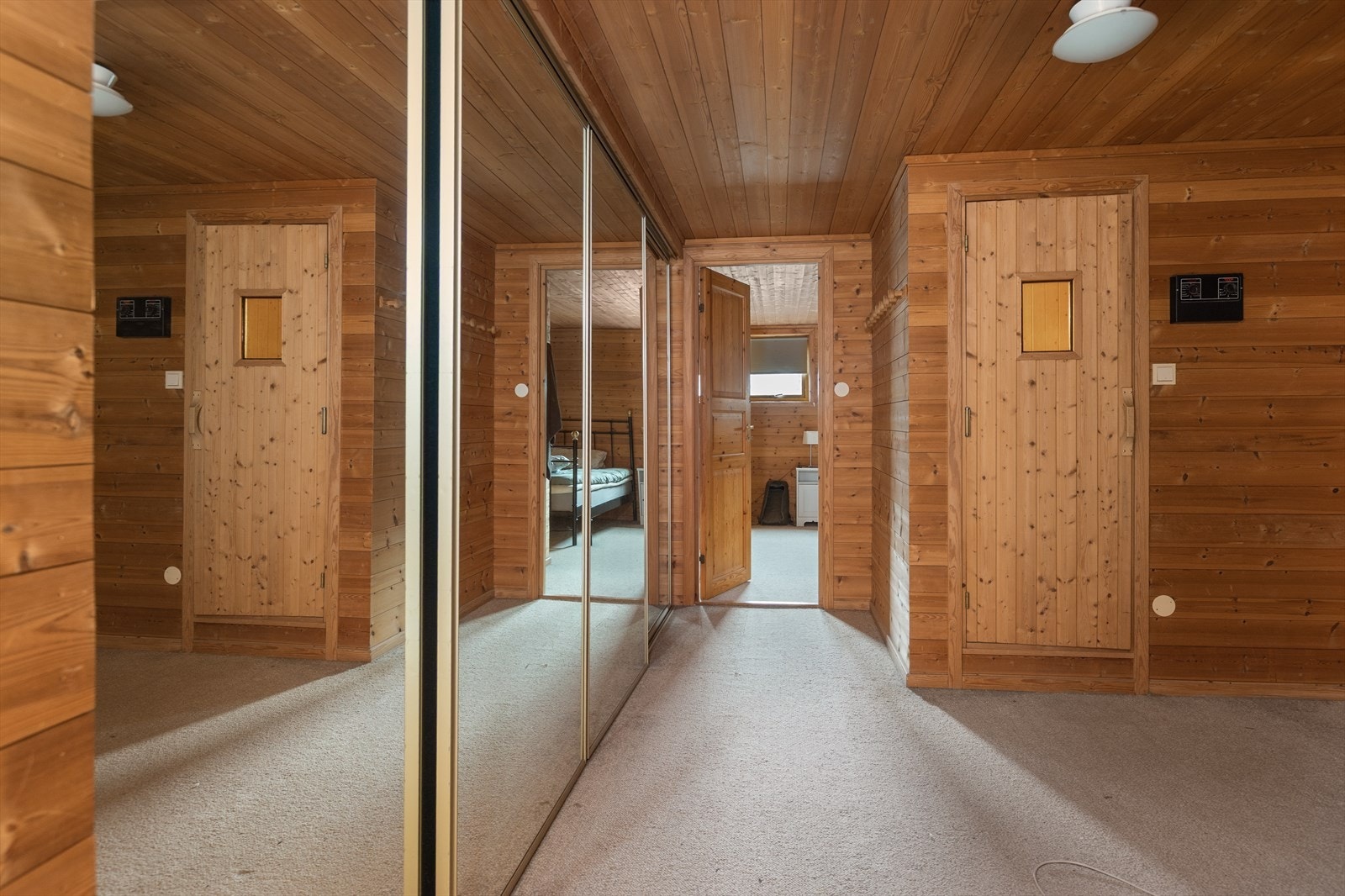 Gang med skyvedørsgarderobe og tilgang til badstue. Galleribilde