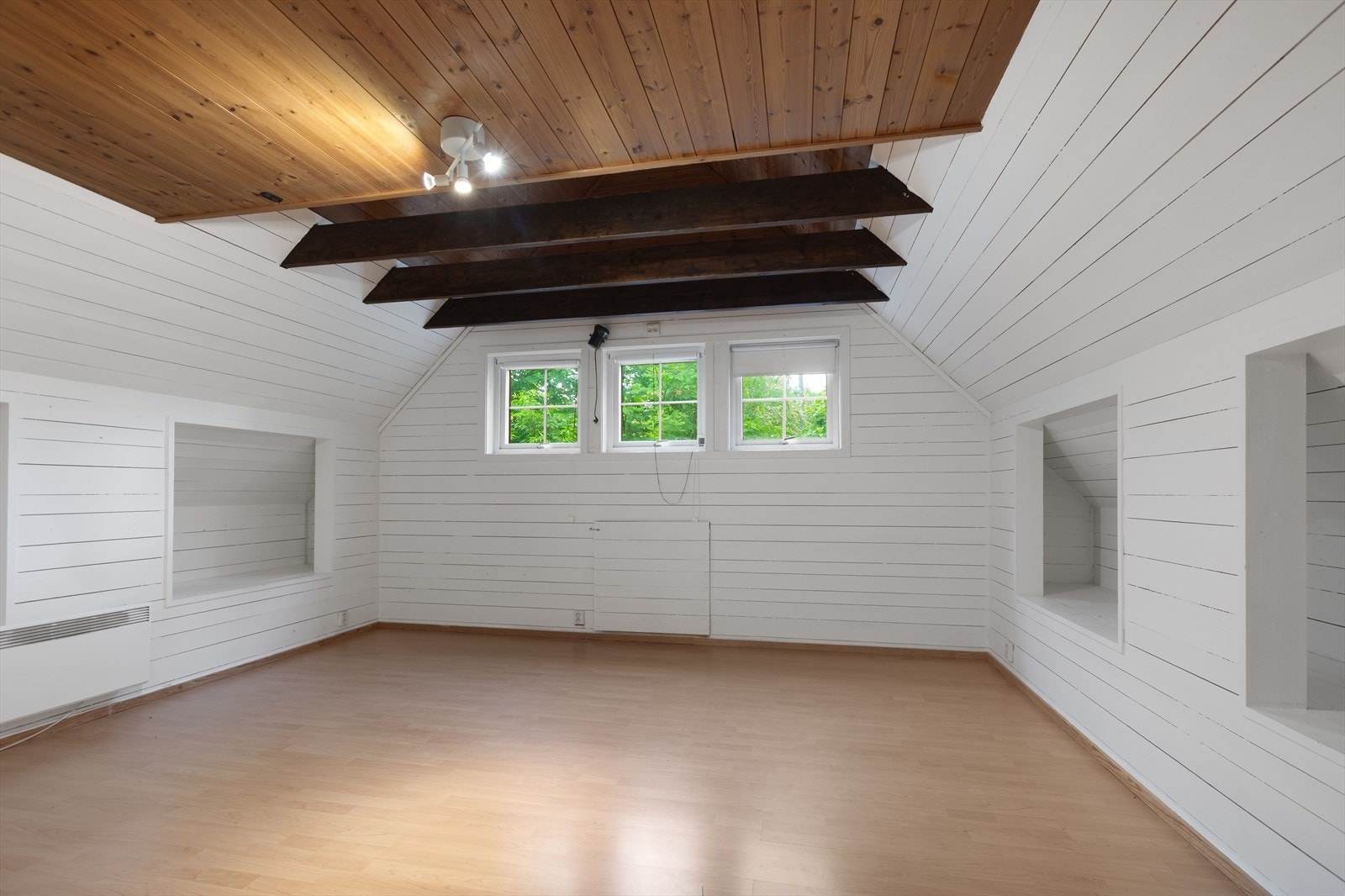 Totalt 5 soverom i huset + flere boder, trimrom, hobbyrom osv. Potensiale for flere soverom avhengig av ønsket bruk. Galleribilde
