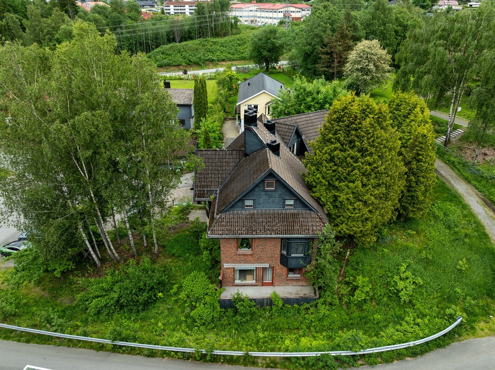 Tomten har skjermede plasser og romslige uteområder med mye potensial. Galleribilde