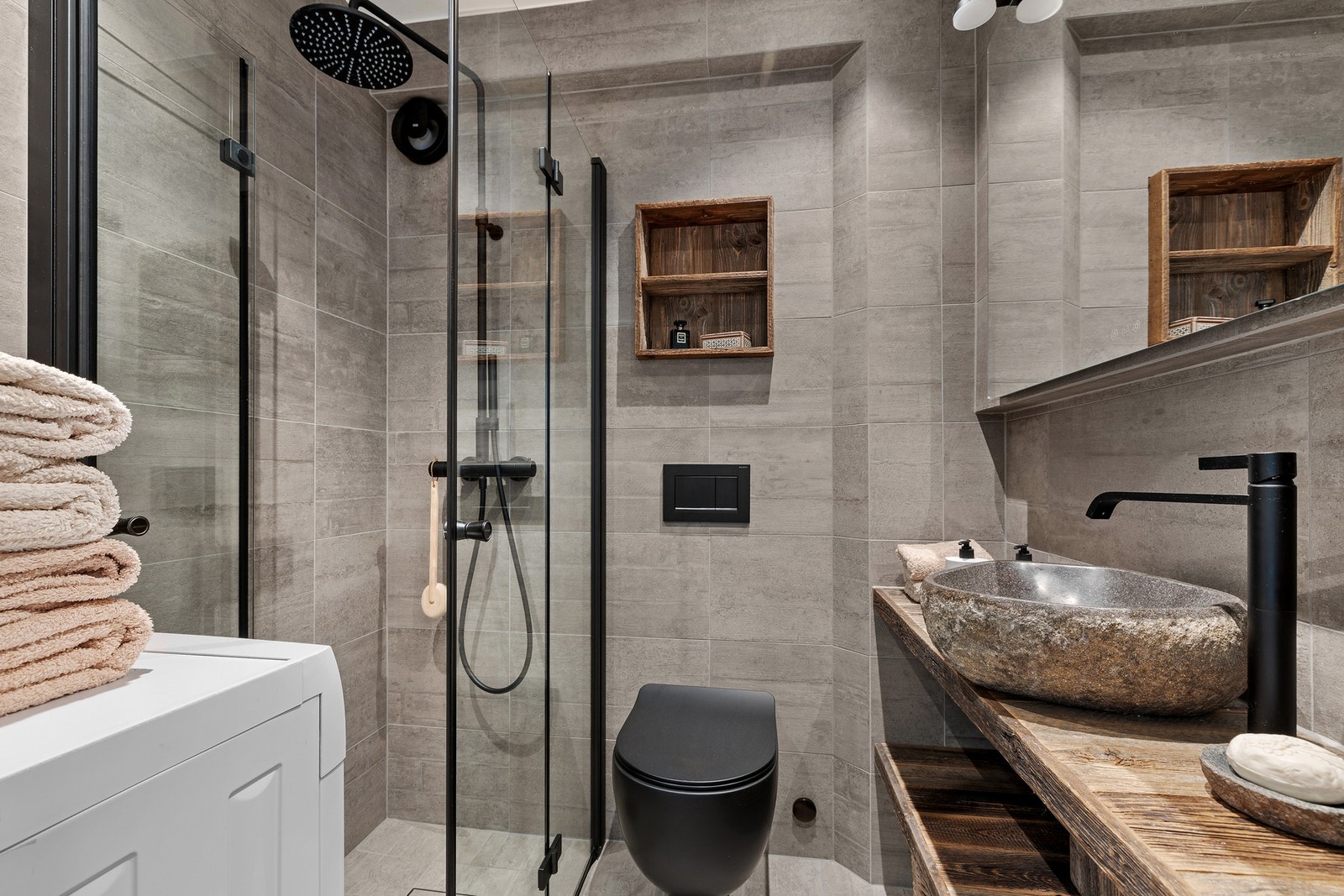 Badet ble totalrenovert i 2021 og fremstår moderne, stilrent og godt vedlikeholdt. Galleribilde