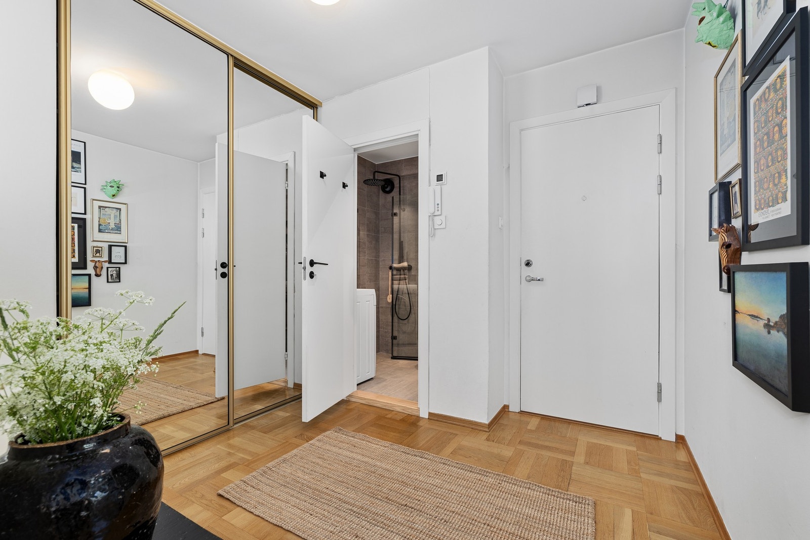 Entréen ønsker deg velkommen med en praktisk planløsning og naturlig adkomst til boligens øvrige rom. Galleribilde