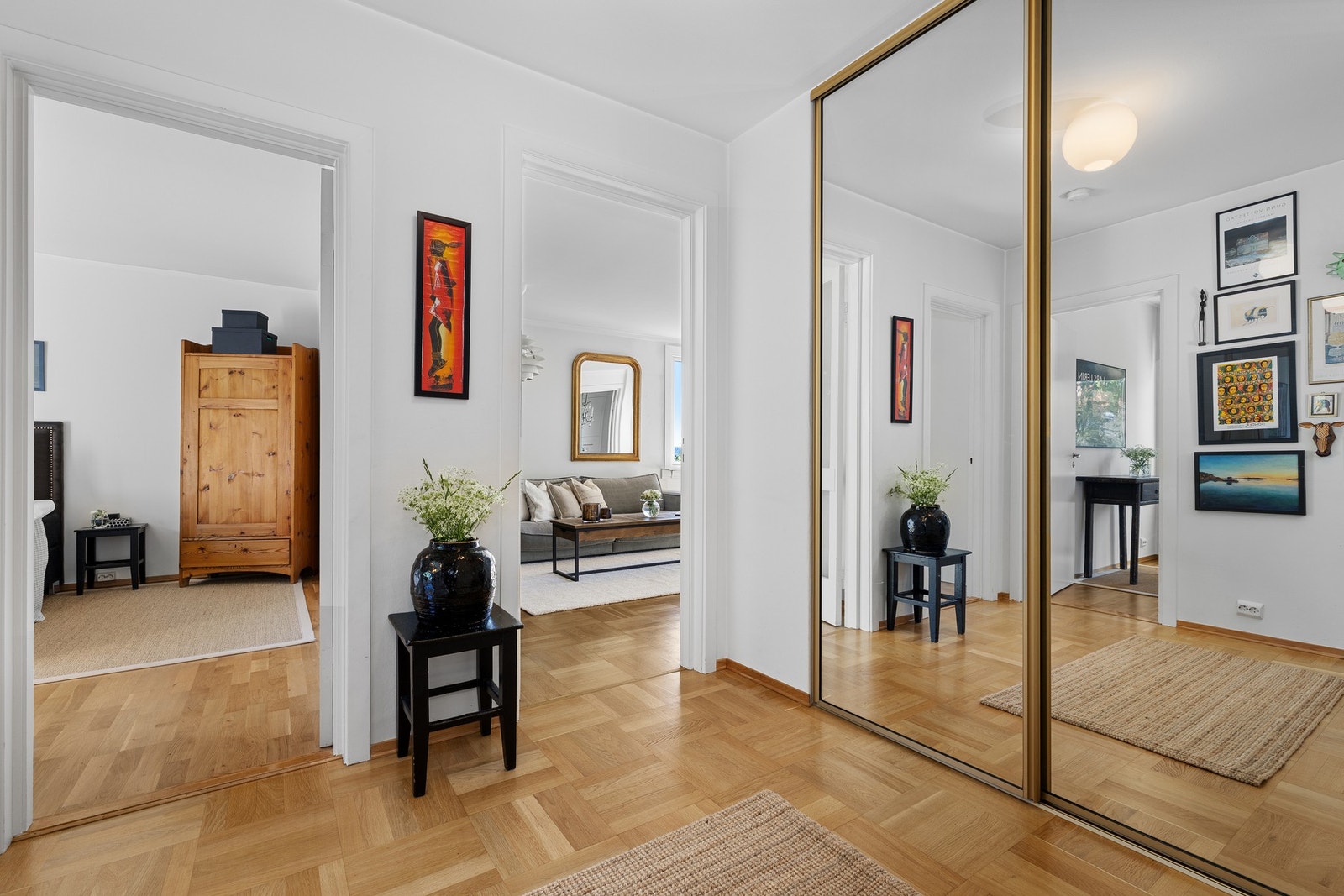 Garderobeløsningen gir plass til yttertøy, sko og sesongutstyr på en praktisk måte. Galleribilde