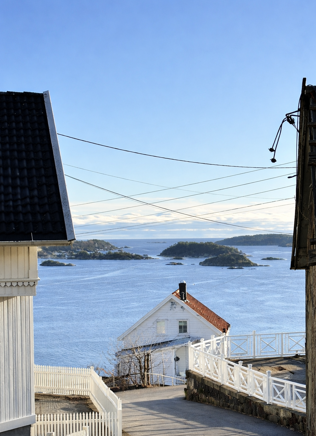 Fra tomta er det pen sjøutsikt. Galleribilde