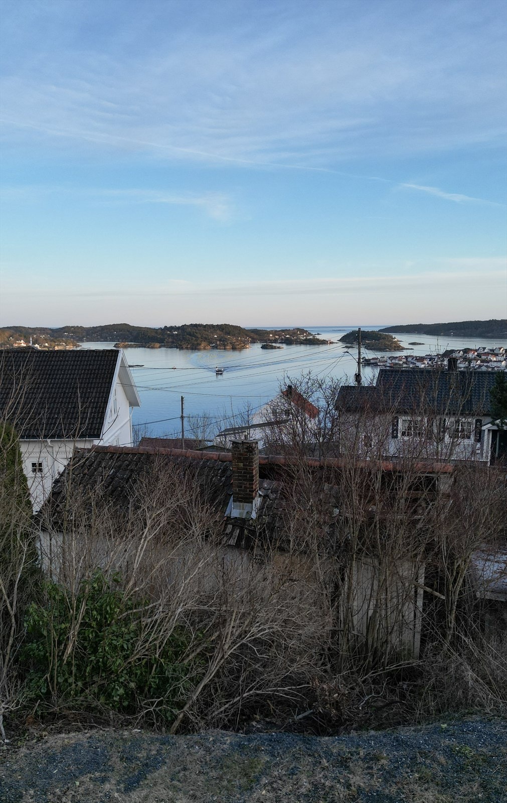 Eiendommen er bebygget med en bolig som anses som rivningsklar. Galleribilde