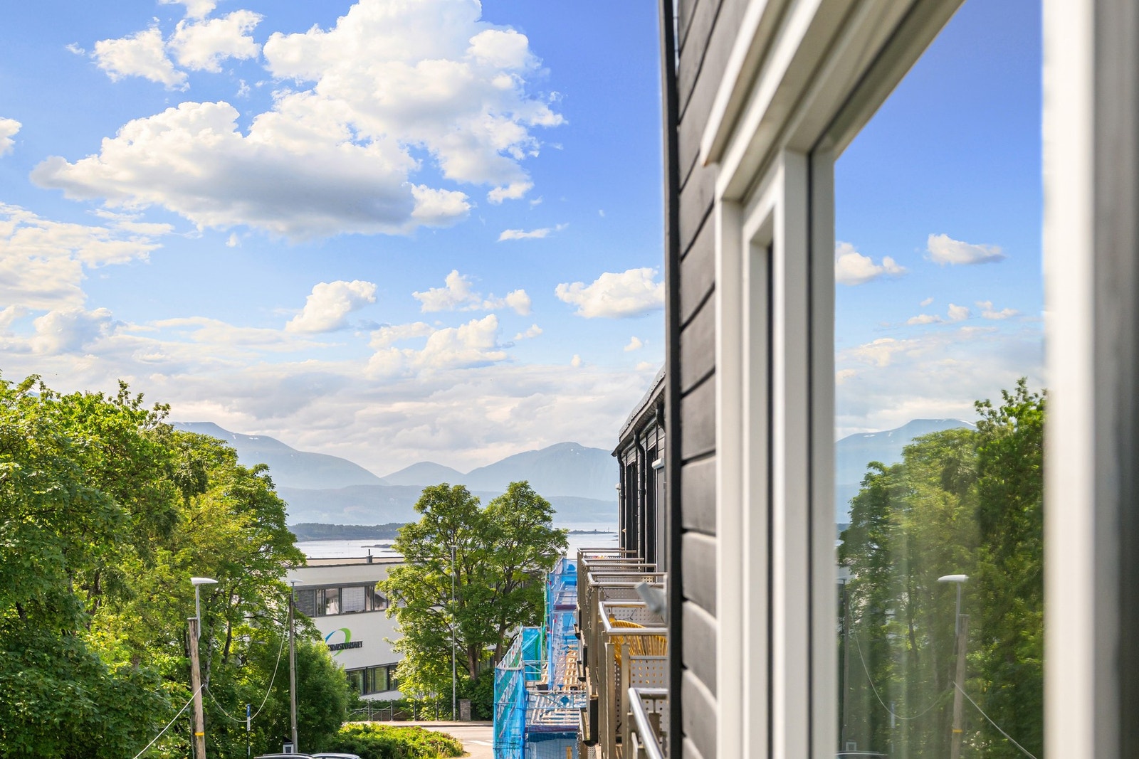 En ganske fin fjordgløtt fra verandaen hvor man får sett både fjord og fjell Galleribilde
