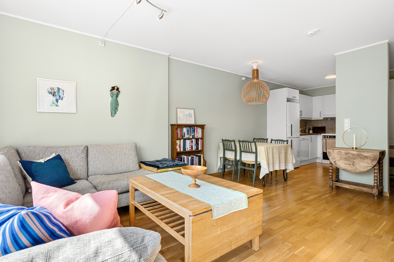 Stue/kjøkken med fine fargevalg. Rommet er på cirka 24 m². Galleribilde