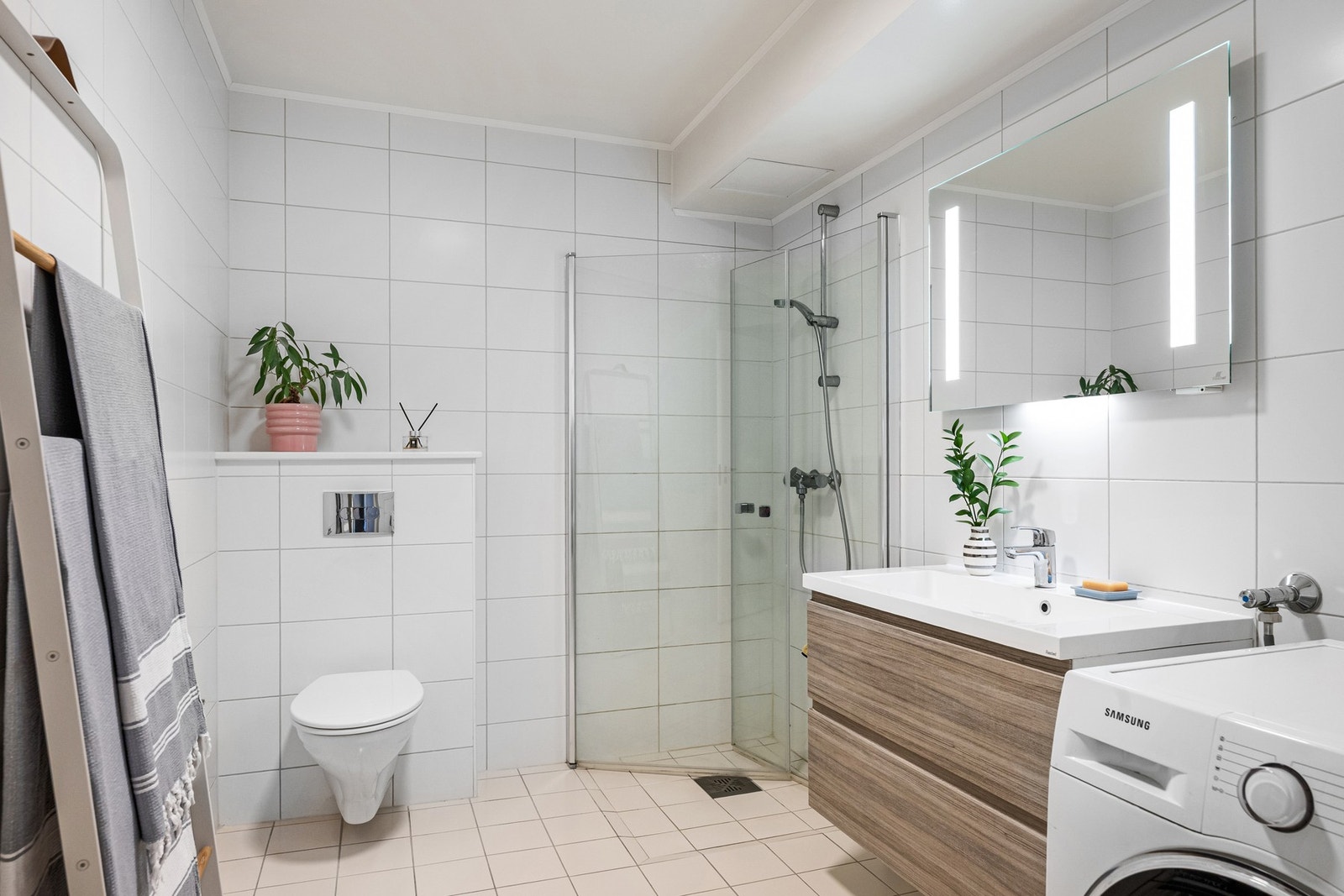 Badet er romslig med god plass til både vaskemaskin og tørketrommel. Galleribilde