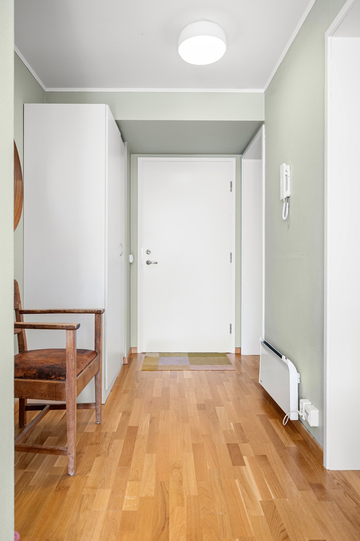 Lys og fin entré med plass til garderobe Galleribilde