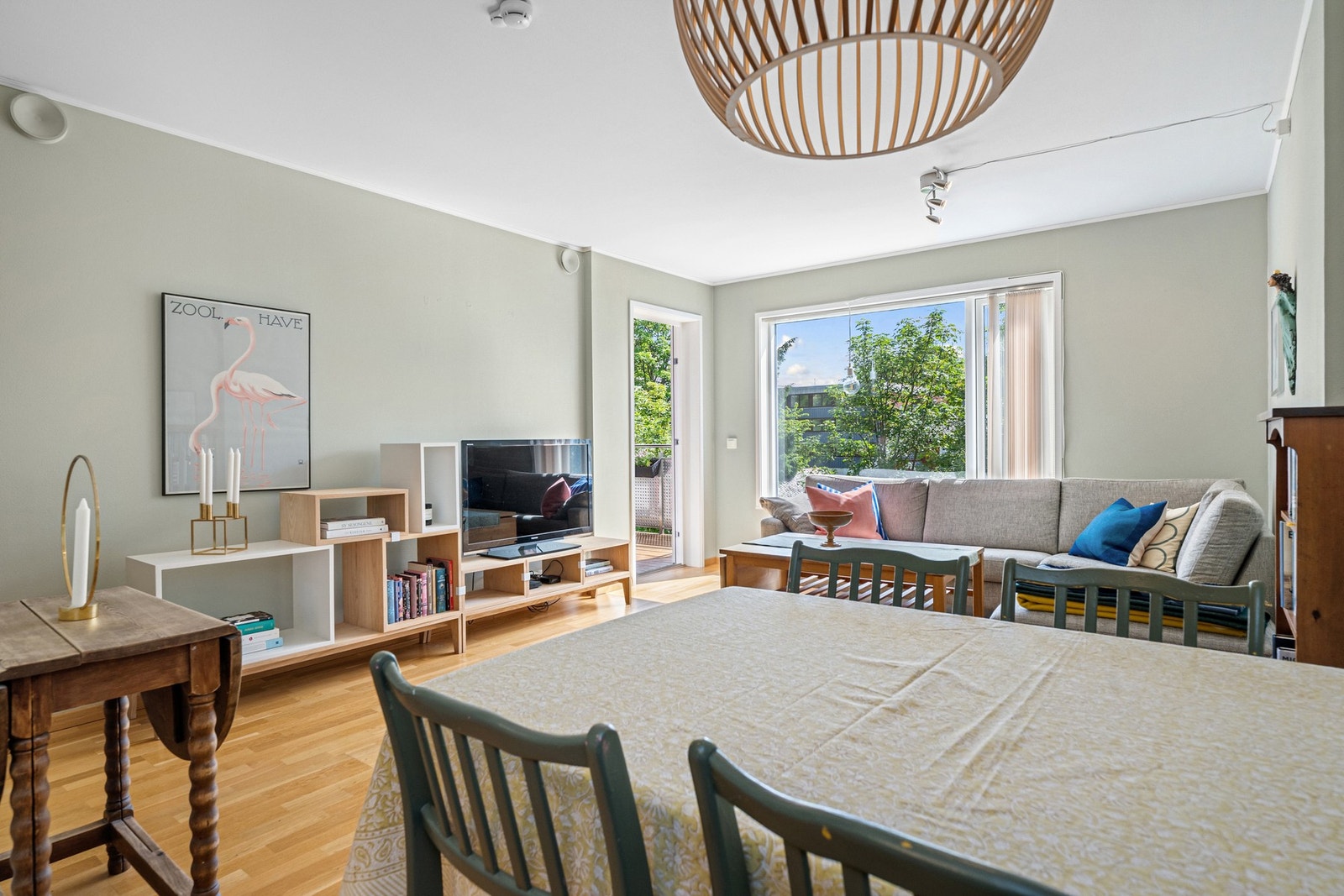 Utgang til veranda fra stua. Det er godt med dagslys som flommer inn vindusflatene. Galleribilde
