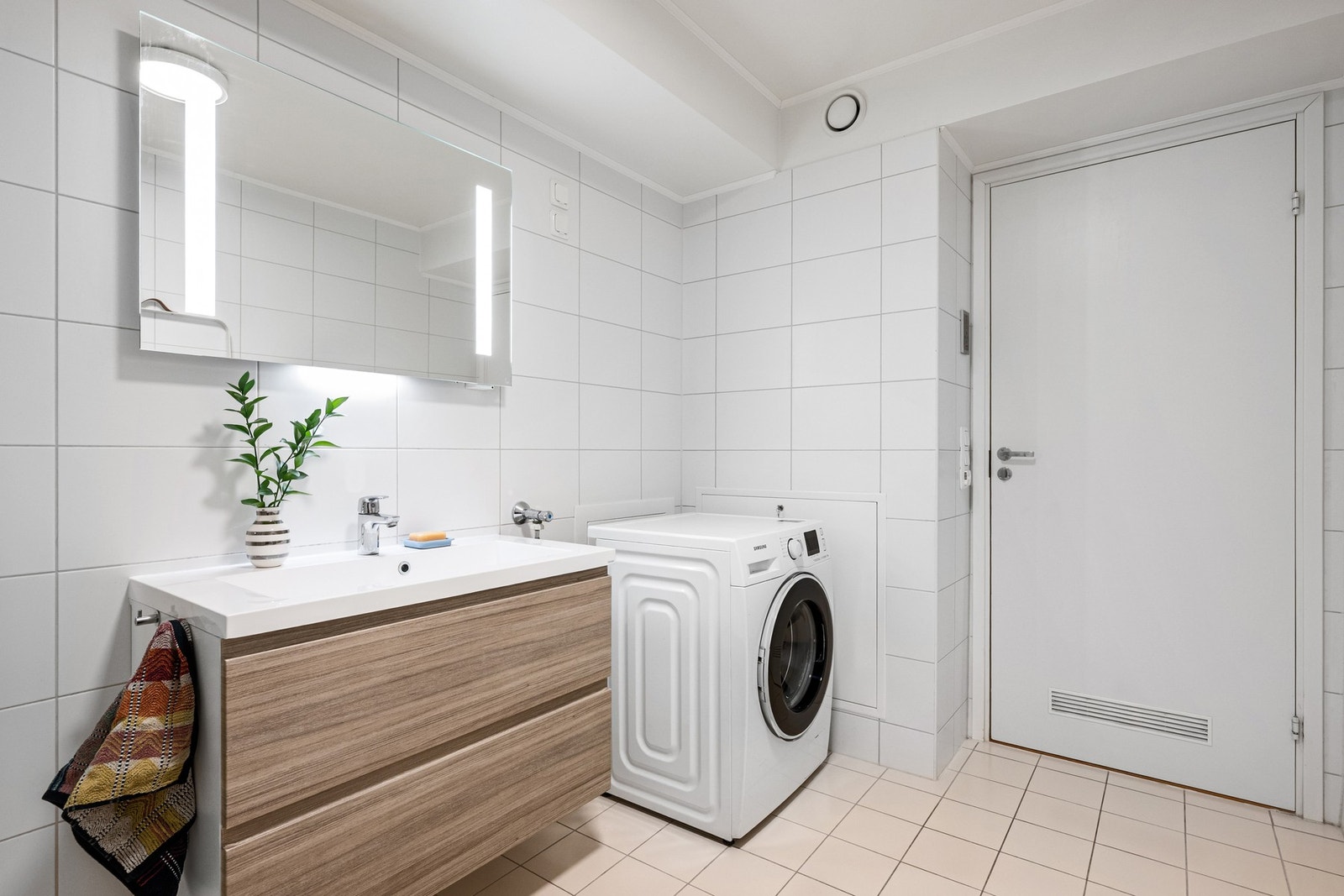 Badet har flislagt gulv med gulvvarme, flislagte vegger og malt slett himling. Galleribilde