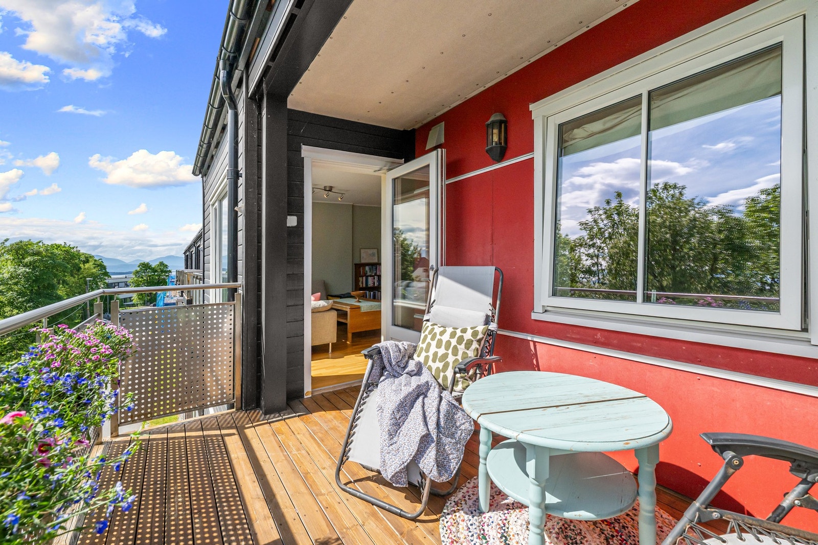 Leilighet befinner seg i 3. etasje med en skjermet og privat veranda på 8 m² Galleribilde