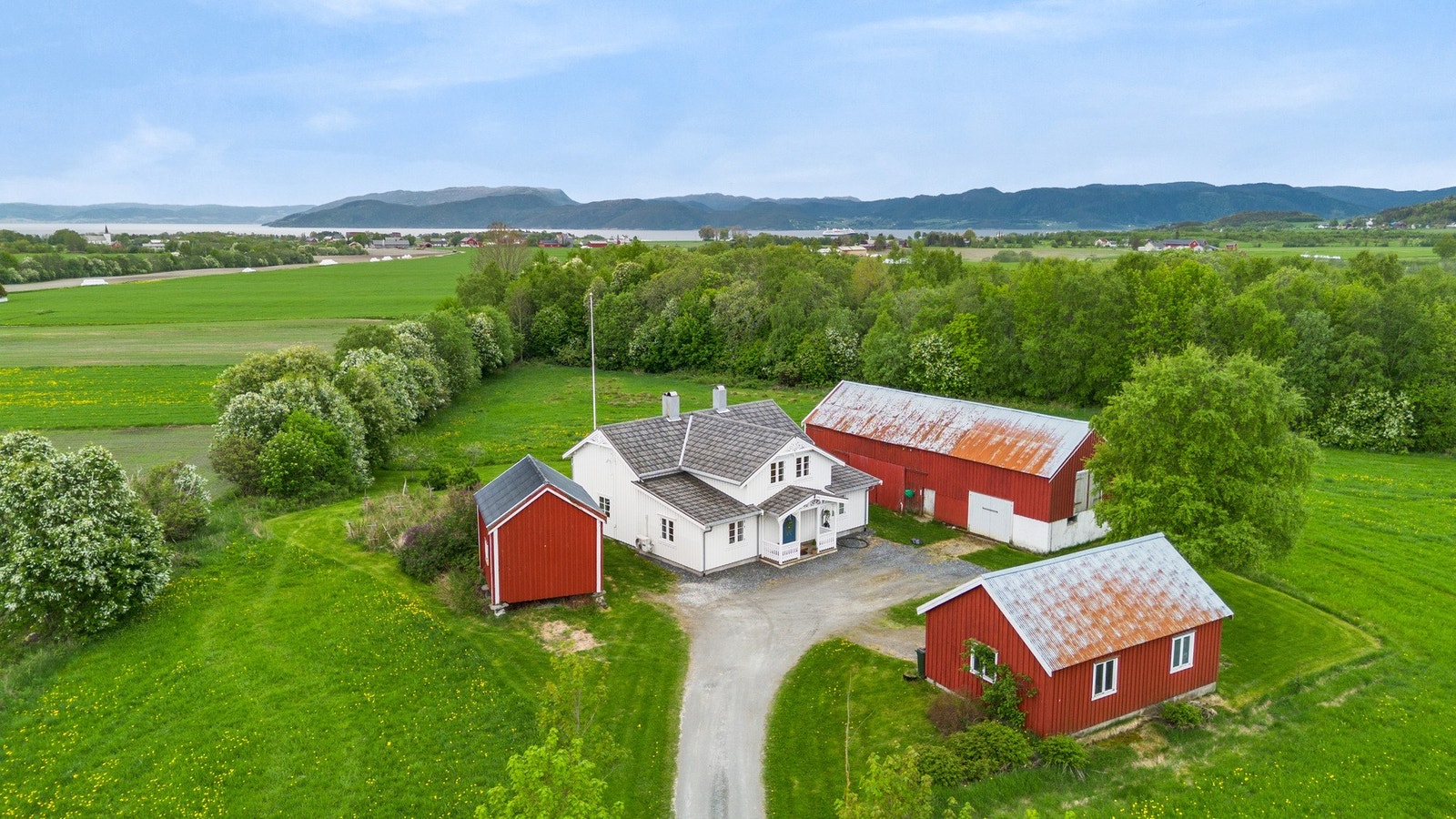 Særdeles flott småbruk på Stadsbygd. Småbruket ligger i sentrum av Stadsbygd men har allikevel har en usjenert beliggenhet. Galleribilde