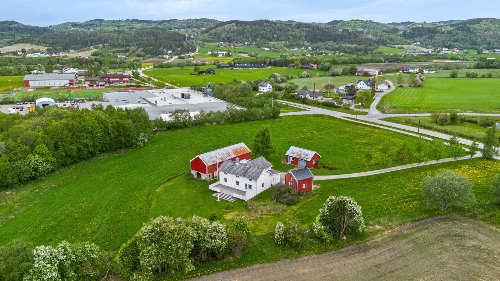 Her har man meget kort vei til en av Fosens få søndagsåpne dagligvarebutikk og en kort gange til skole (til venstre på bilde). Galleribilde