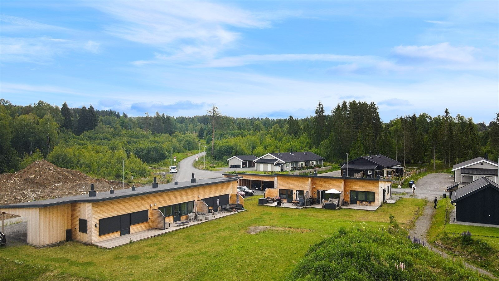 Pent opparbeidet tomt med plen. Galleribilde