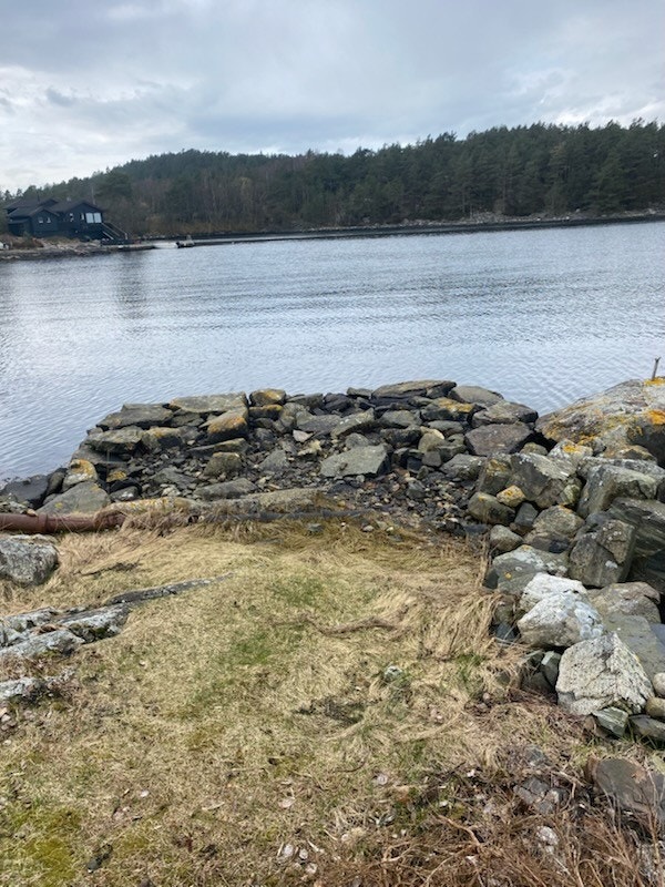Det medfølger tinglyst bruksrett til bruk av steinbrygge med båtplass. Galleribilde