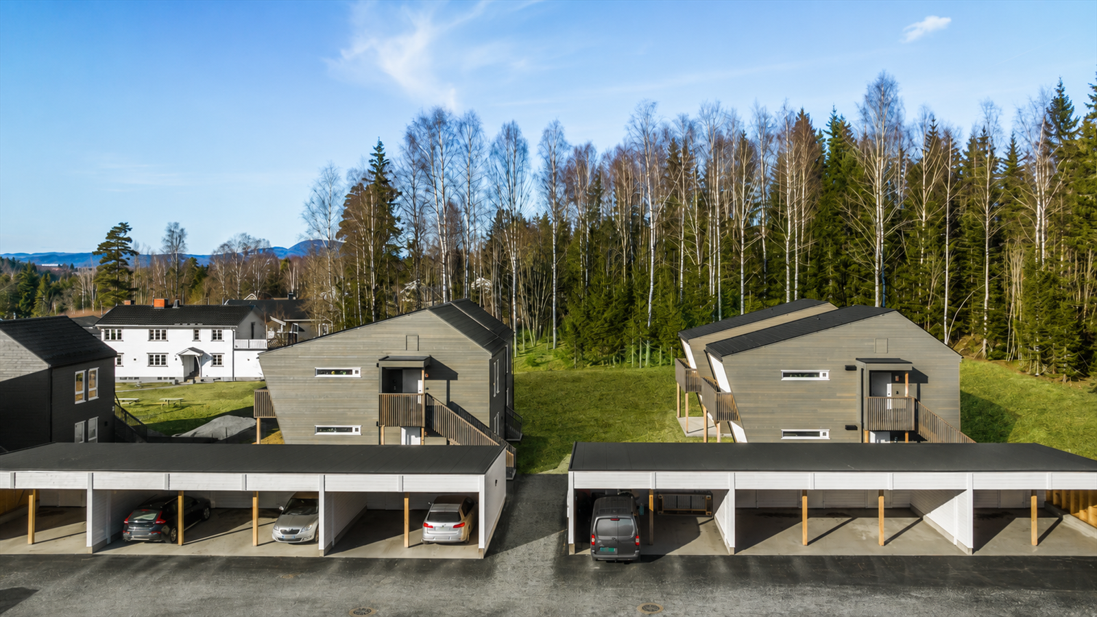 Det disponeres egen carport i rekke med mulighet for el-billader. I tillegg er det sportsbod i bakkant av hver plass. Galleribilde