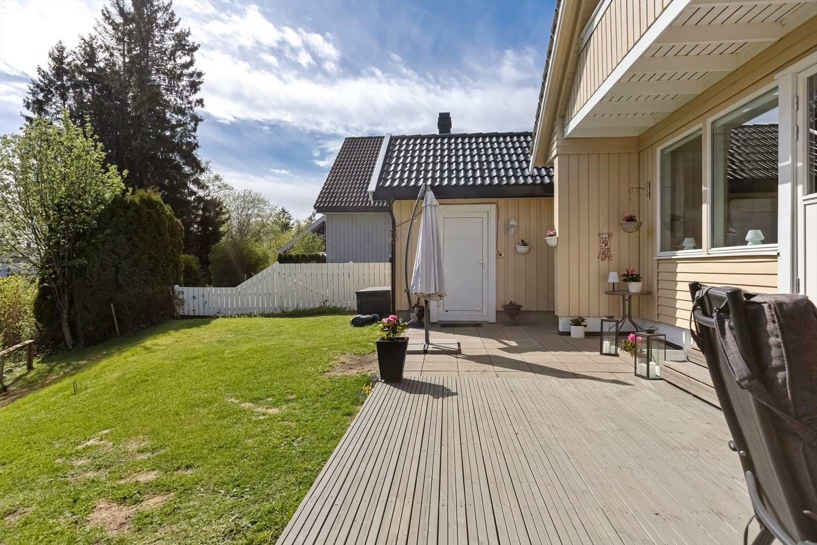 Pent opparbeidet hage med fine plenarealer og god plass til lek og aktiviteter Galleribilde