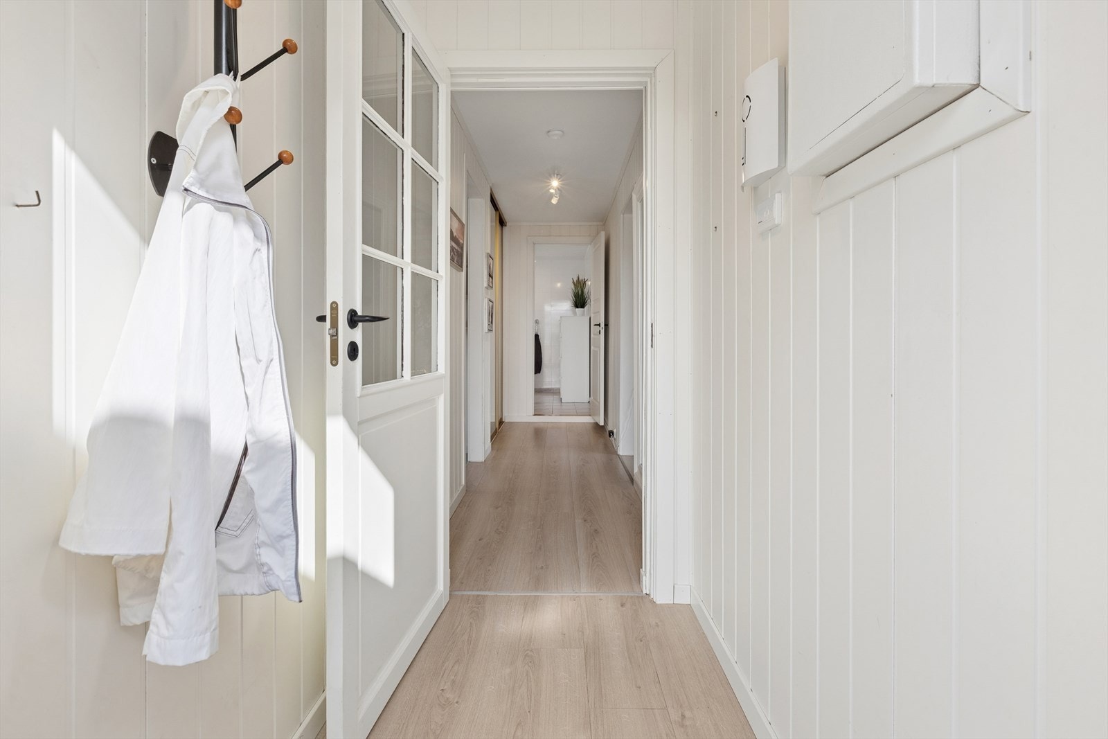 Velkommen inn! Lys og trivelig entré med praktisk vindfang. Galleribilde