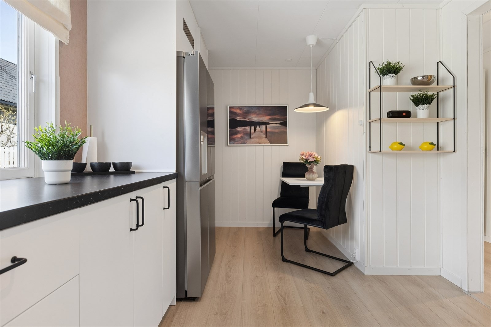 Kjøkkenet har plass til hyggelig spisebord og ligger praktisk adskilt i eget rom Galleribilde