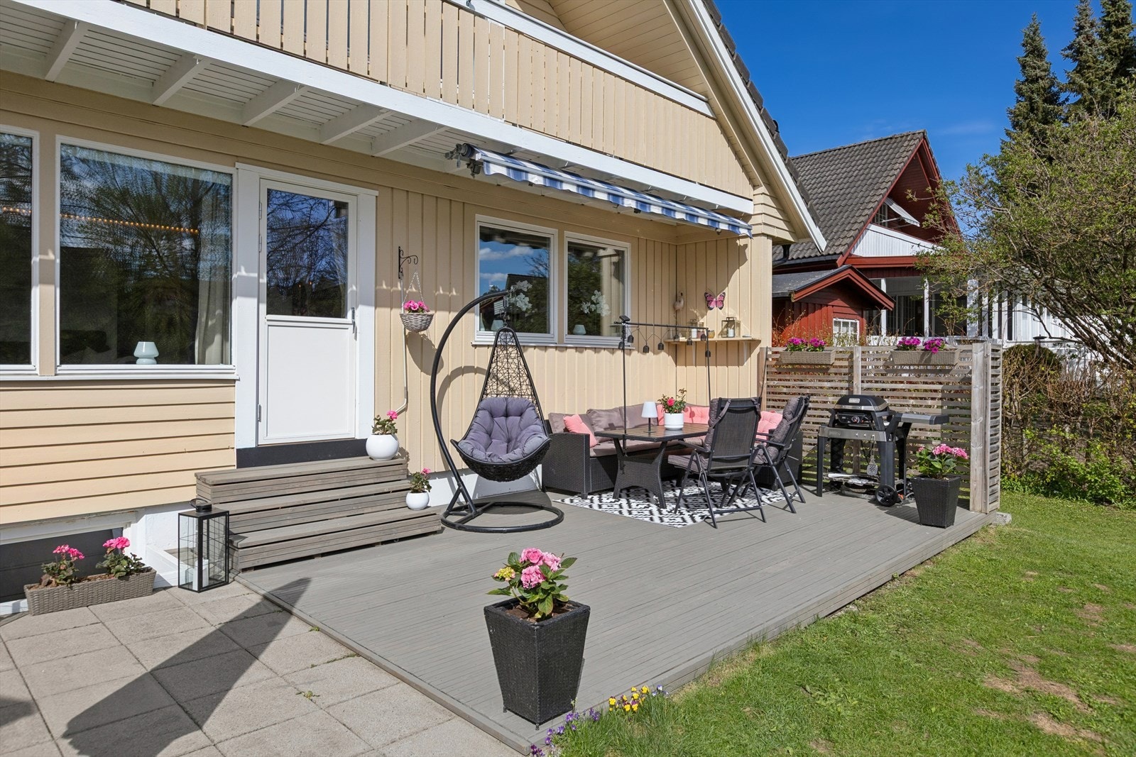 Hyggelig terrasse hvor man kan nyte rolige dager og gode solforhold Galleribilde