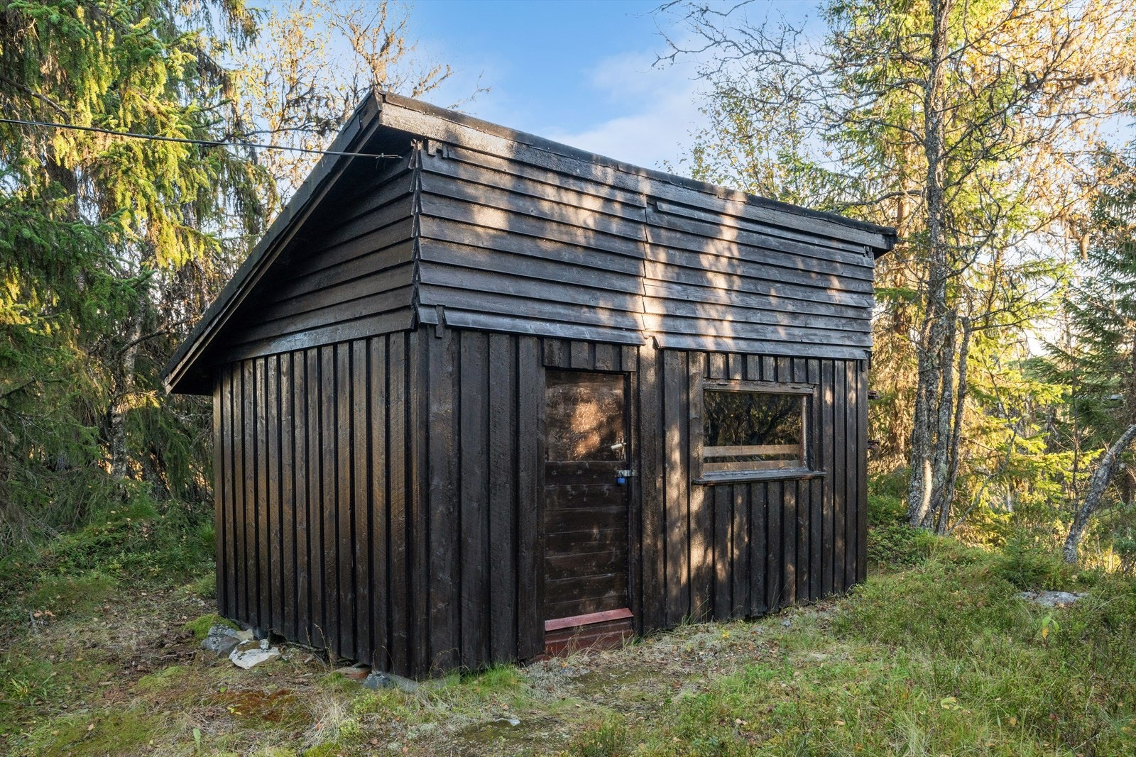 På eiendommen står et eldre uthus/bod. Her finner du også en tradisjonell utedo - slik det skal være på en ekte fjellhytte. Galleribilde