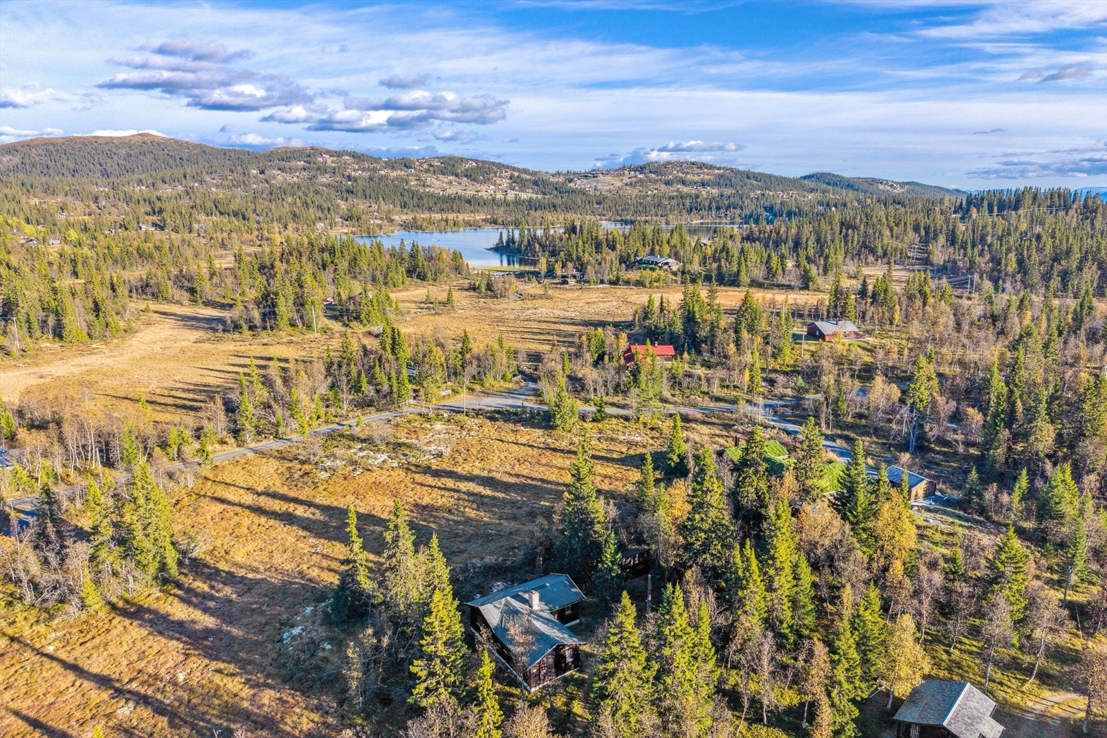 Dette er ei enkel hytte på solrike Aurdalsåsen, ca. 930 moh. Her får du en eiendom med fin beliggenhet øst for idylliske Vesletjernet, omgitt av naturens ro og med utsikt Danebu og Sukkertoppen. Galleribilde