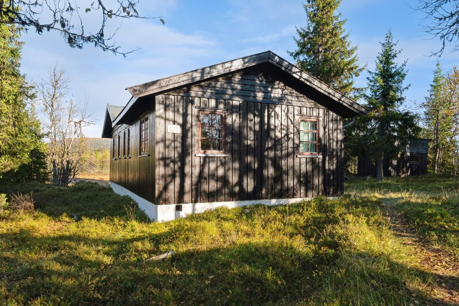 "Faunali" som eiendommen heter, har gode solforhold, perfekt for lange, lyse dager ute - enten du nyter morgenkaffen ved hytteveggen eller avslutter dagen med solnedgang over åsene. Galleribilde