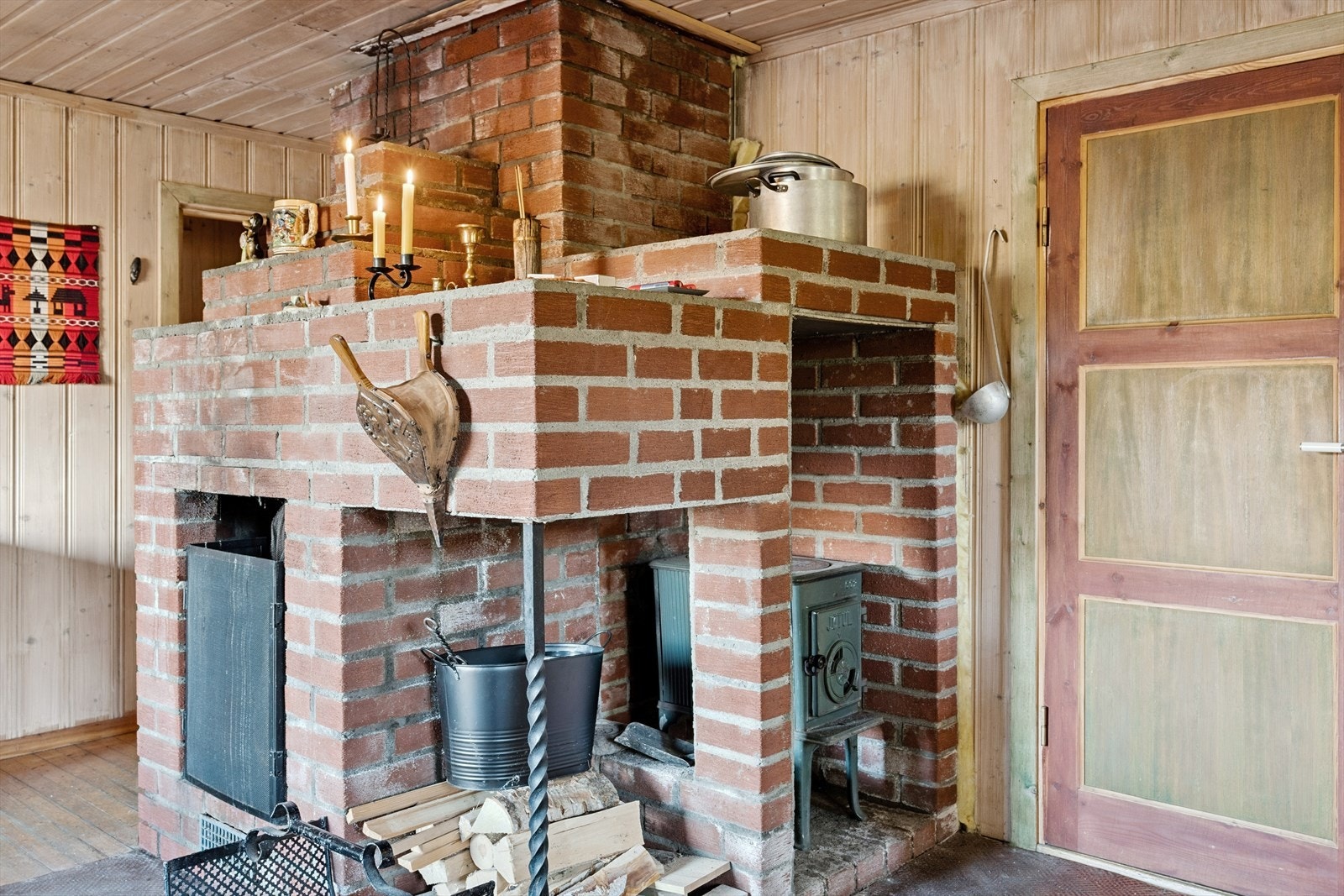 Midt i rommet finner du en plassbygd, åpen peis og en vedovn - perfekt for kalde vinterkvelder og ekte peiskos. Galleribilde