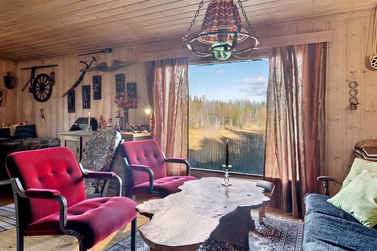 Store vinduer slipper inn rikelig med lys og gir utsyn mot naturen. Galleribilde