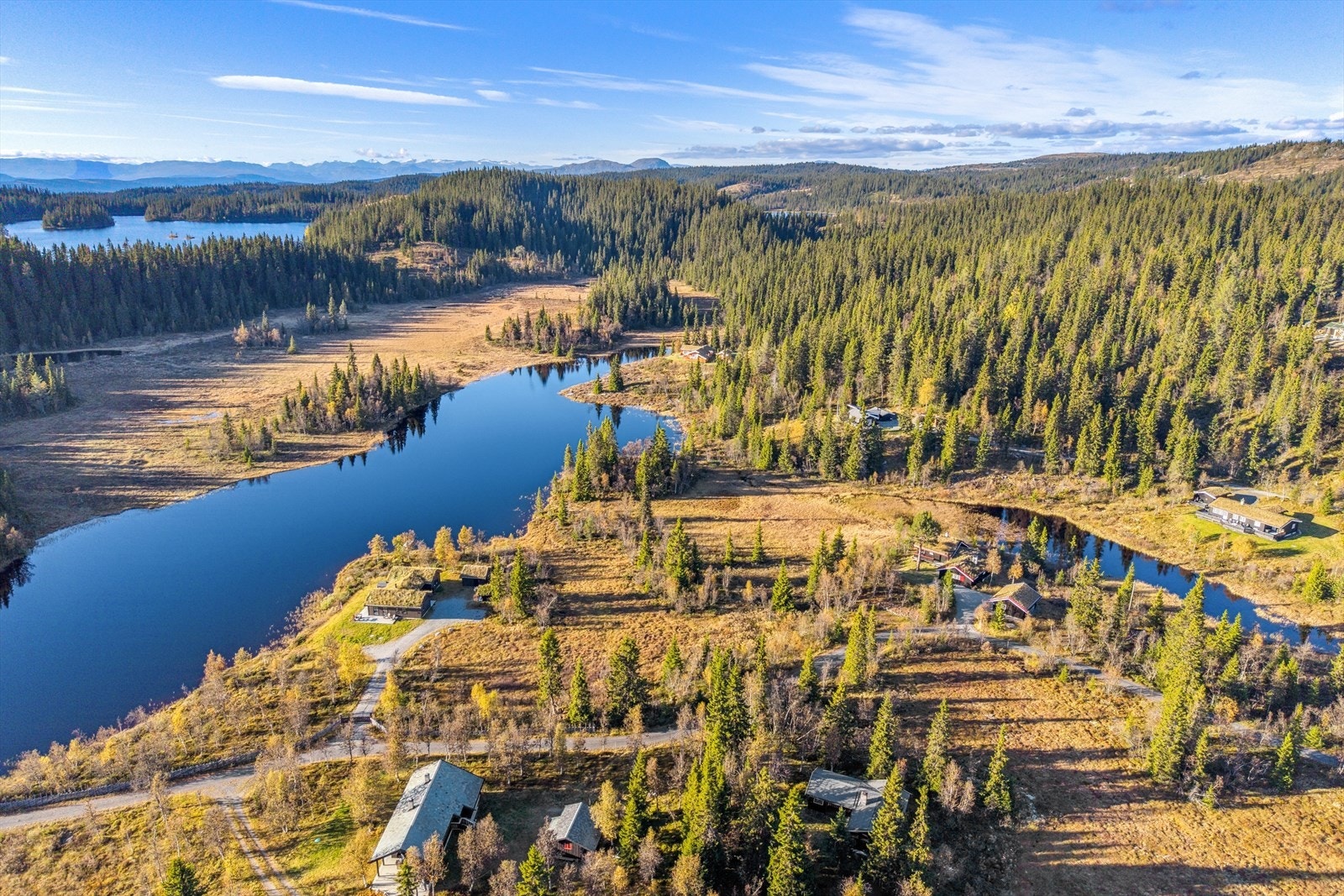 Eiendommen byr på ekte hyttestemning i naturskjønne omgivelser, et sted hvor du kan senke skuldrene, nyte roen og ta del i det beste av Valdres´ natur. Galleribilde