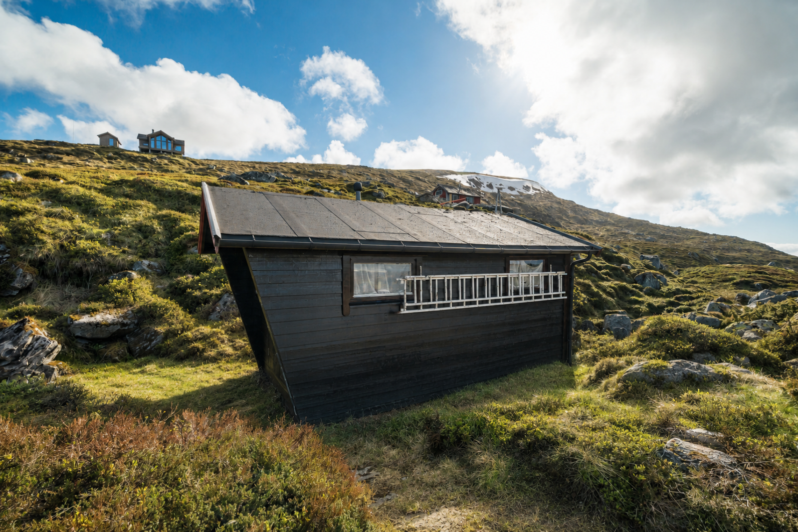 Eiendommen disponerer et separat uthus med dusj, komposttoalett og boder som gir gode oppbevaringsmuligheter. Galleribilde