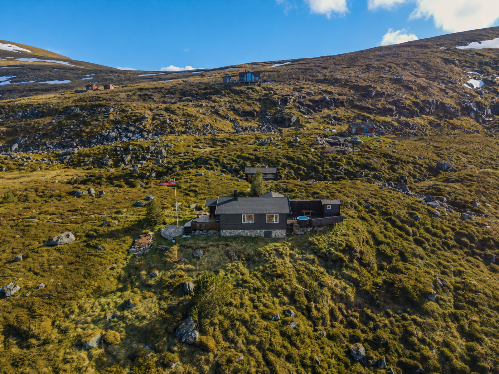 Med en spektakulær beliggenhet i åpent terreng fremstår eiendommen som et ideelt tilfluktssted for deg som søker stillhet, naturopplevelser og ekte hyttekvaliteter. Galleribilde