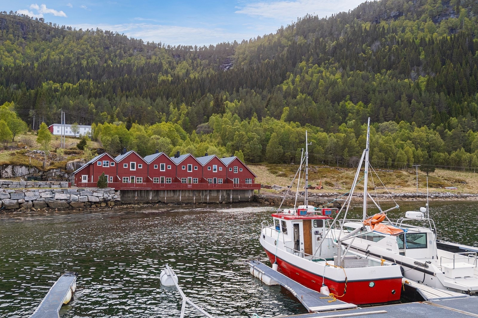 Hyttene ble bygget på midten av 2000-tallet. Her er det innlagt vann, avløp og strøm. Dette gir gode muligheter for å tilbringe lange tider på fritidseiendommen om man ønsker. Ca 15 min til Kyrksæterøra sentrum med flere servicefunksjoner og utsalgssteder Galleribilde