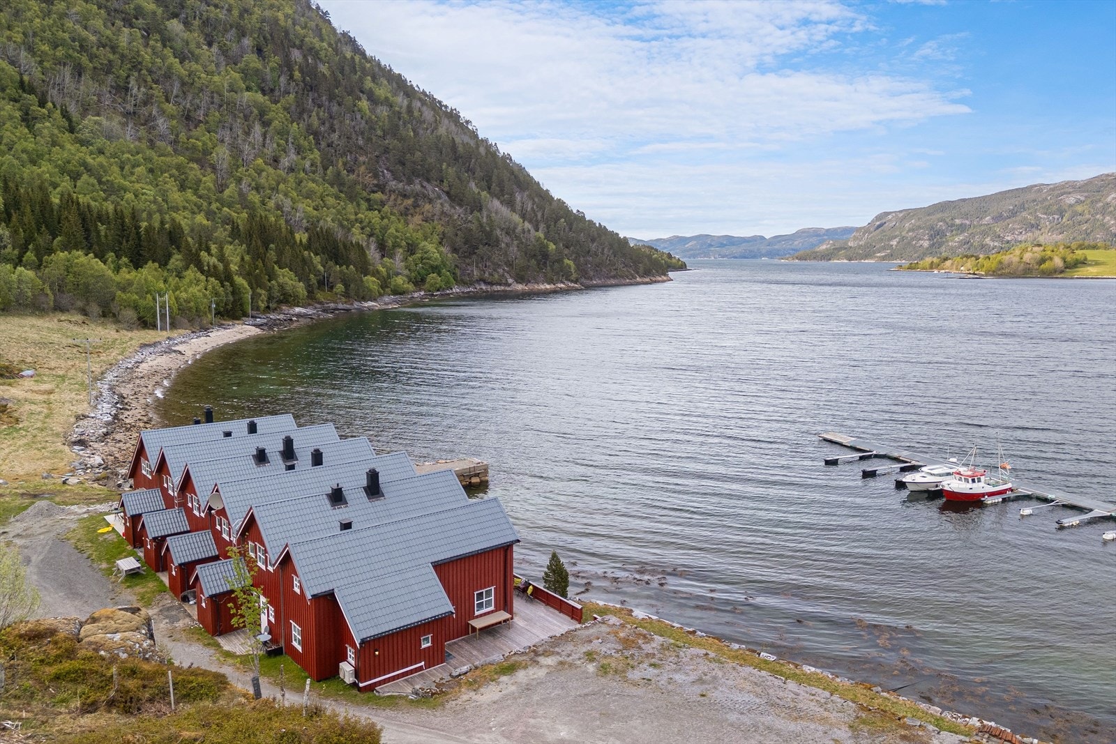 Det medfølger båtplass. Båtplassen ligger like ved. Galleribilde