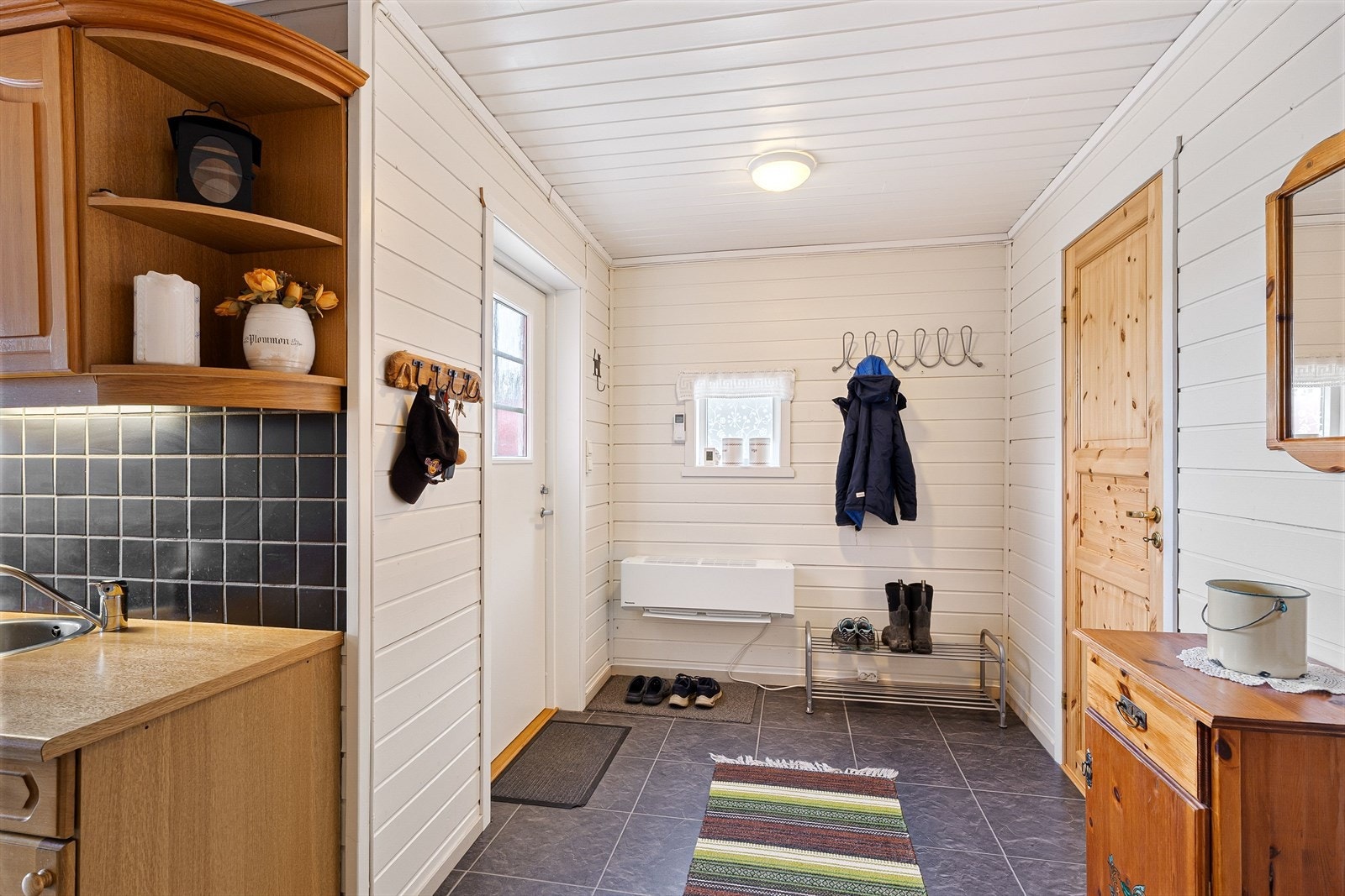 Velkommen inn. Entré av god størrelse med plass til sko og klesavheng. Varmepumpen sikrer en jevn og god varme året gjennom. Gangen fordeler til bod, soverom, bad og videre ut til kjøkkenet. Galleribilde