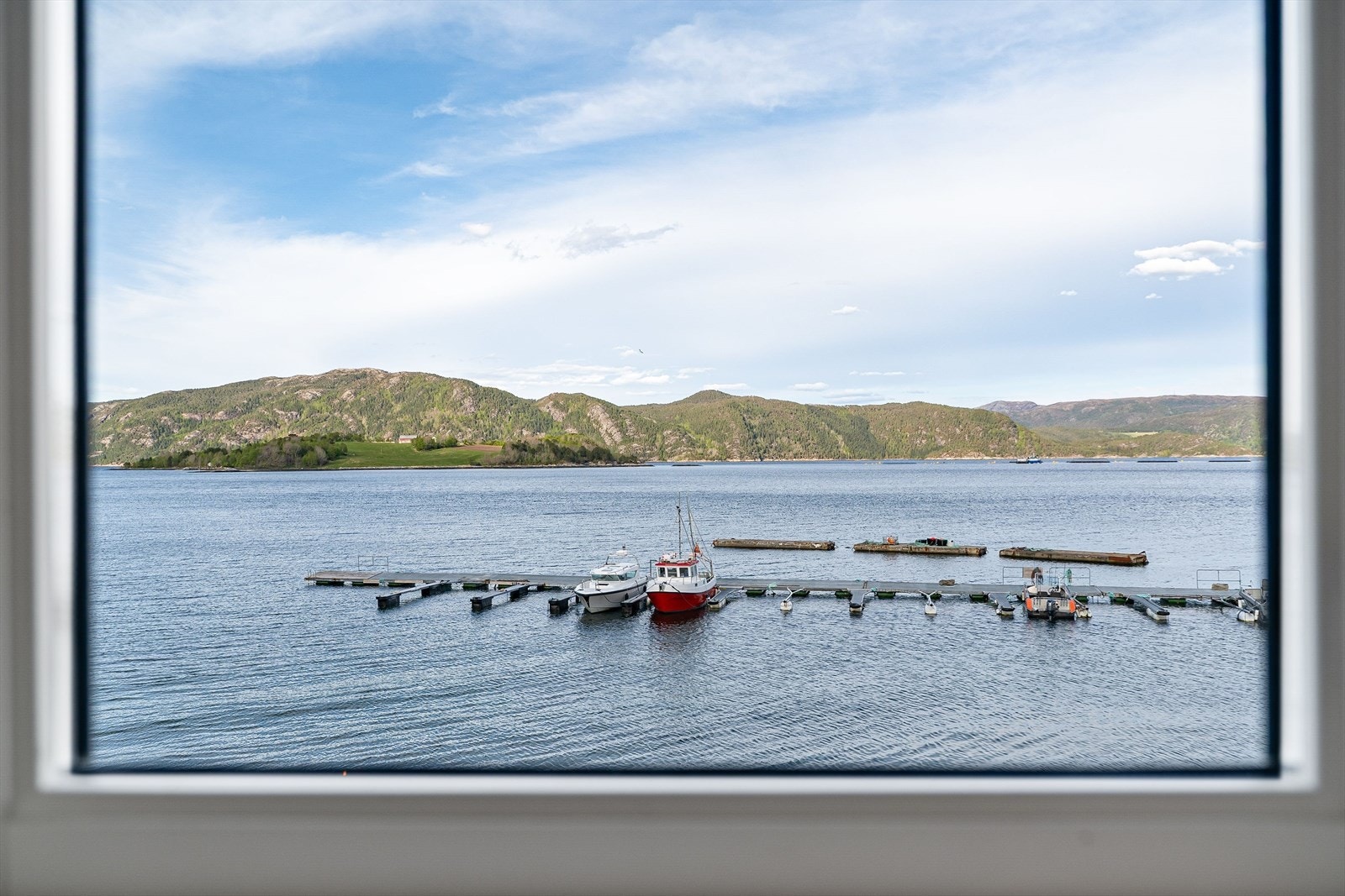 Utsikten, sjø- og naturlandskap. Et levende motiv i din egen stue. Galleribilde