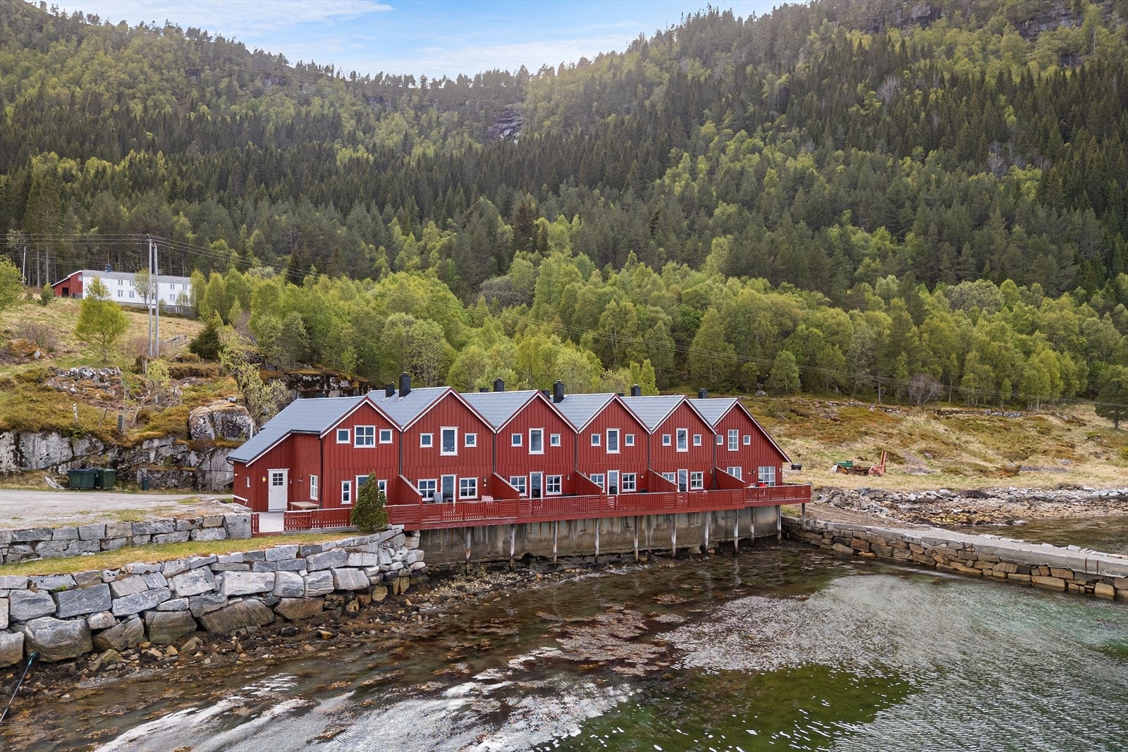 Her ligger alt til rette for trivelige stunder sammen med familie. Hytta går over to plan. Sol, roen, båtliv og fiske er noe mange setter pris på. Galleribilde