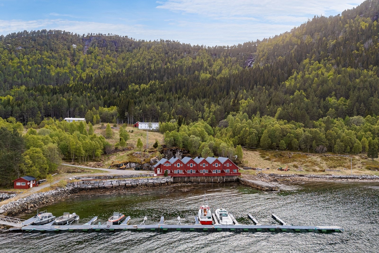 Velforeningen disponerer en felles bod ved bryggene for bearbeiding av fisk. I boden er det innlagt kaldt vann. Galleribilde