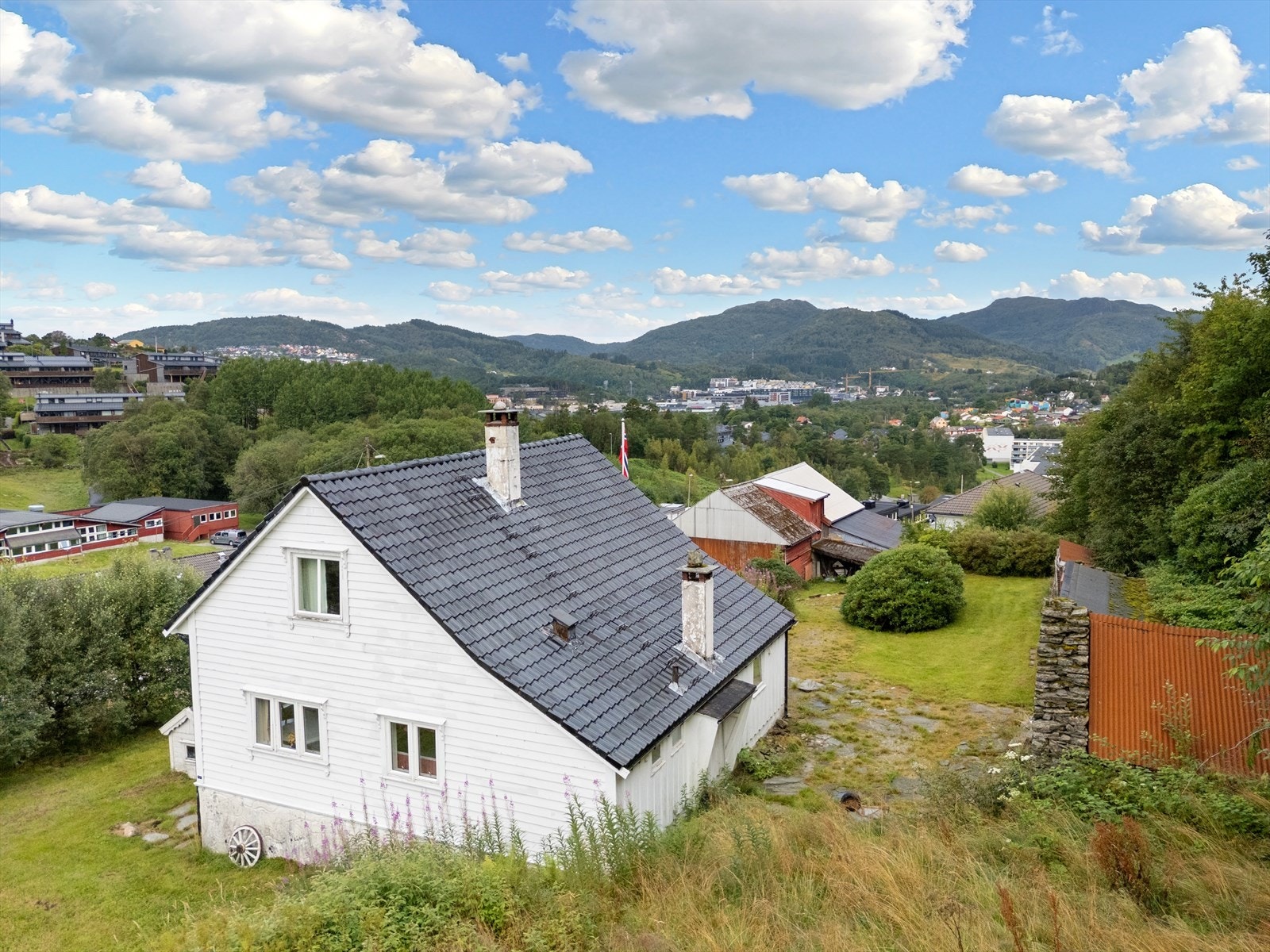Landlige og rolig beliggenhet sentralt i Åsane - Kort vei til busstopp, skoler og barnehager Galleribilde
