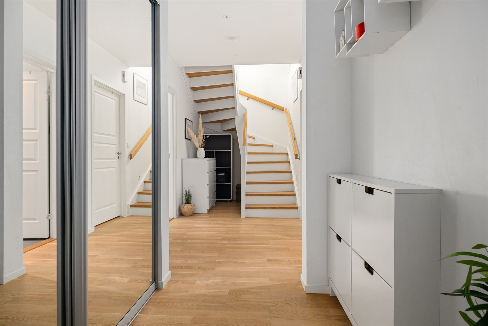 Gang med skyvedørsgarderobe Galleribilde