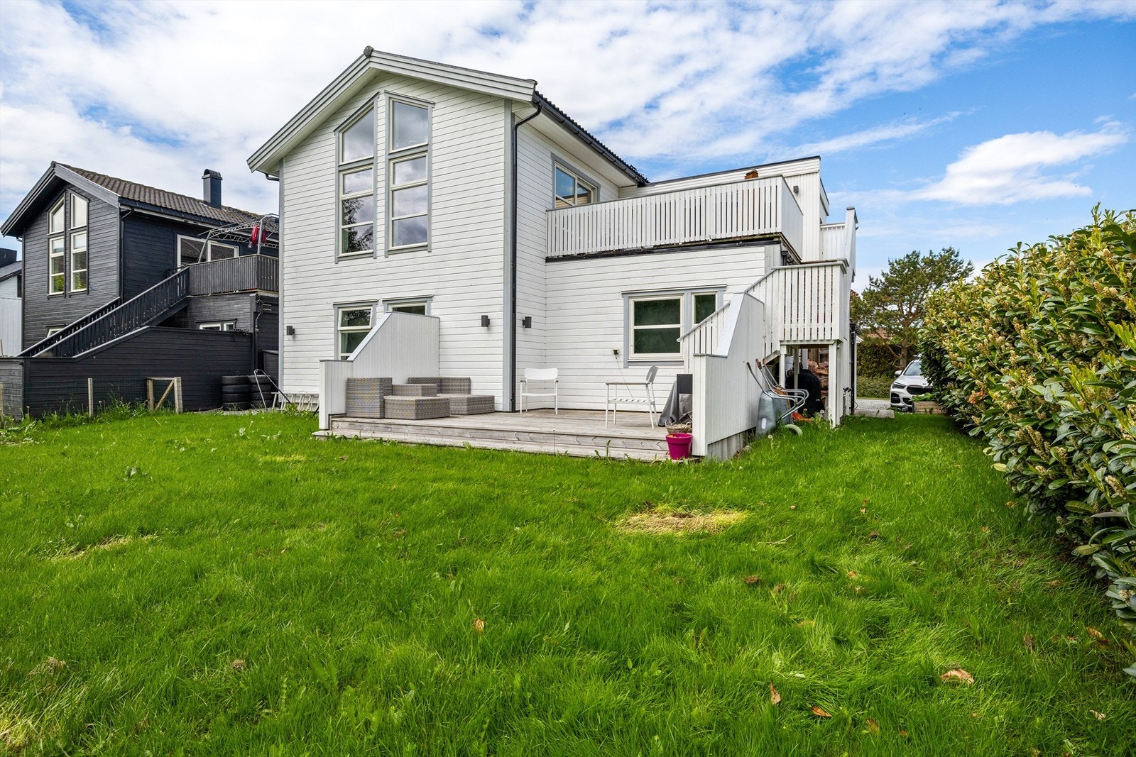 Her er det fine uteområder med sydvendt terrasse og hage Galleribilde