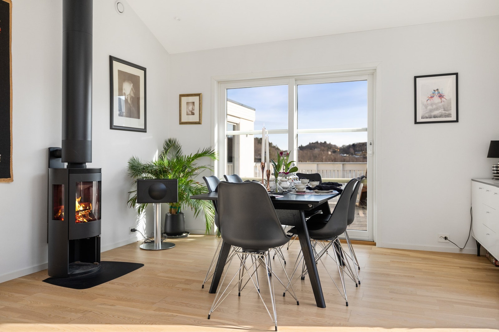 Spisestue med utgang til terrasse Galleribilde