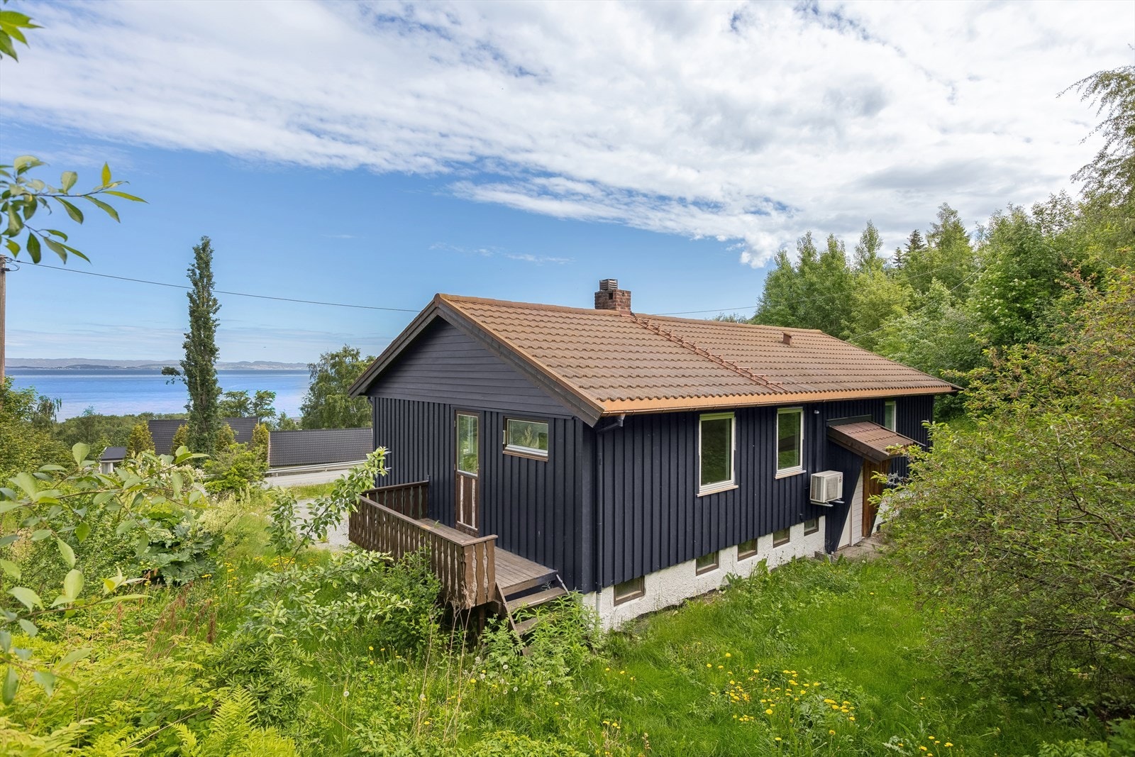 Enebolig beliggende i et veletablert og familievennlig område. Galleribilde