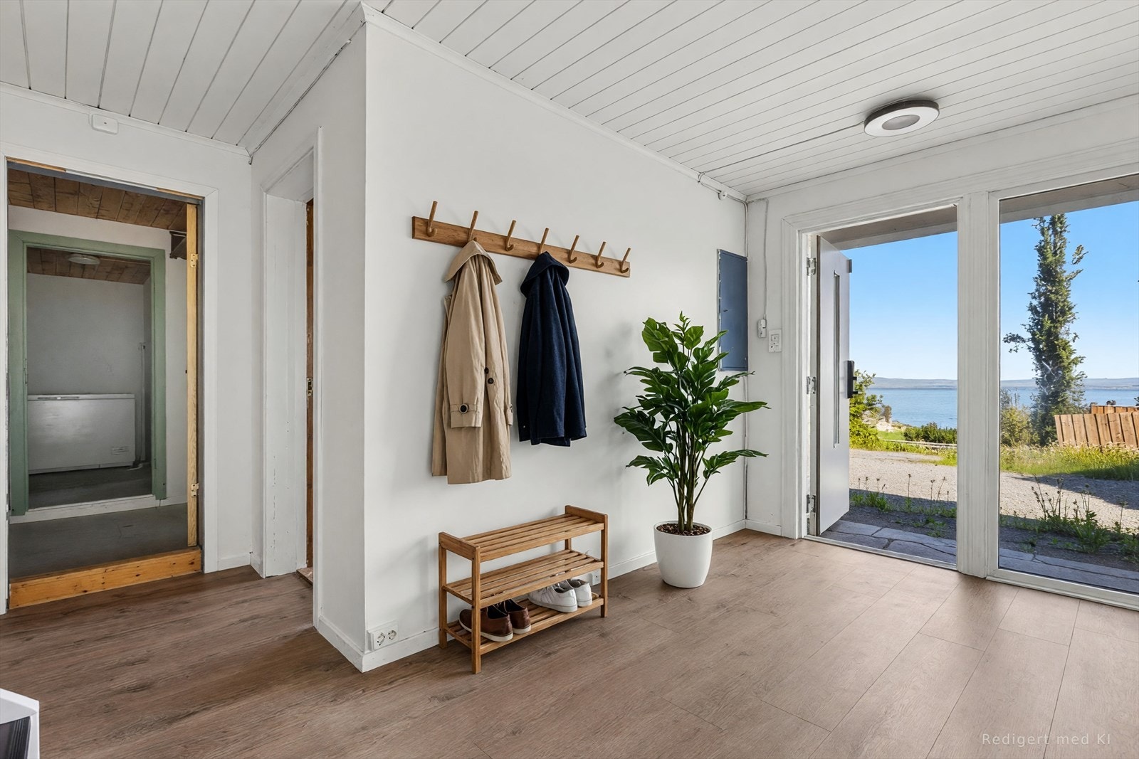 En åpen entré er etablert ved at en vegg mellom vindfang og gang er fjernet. (Bildet er redigert med KI) Galleribilde