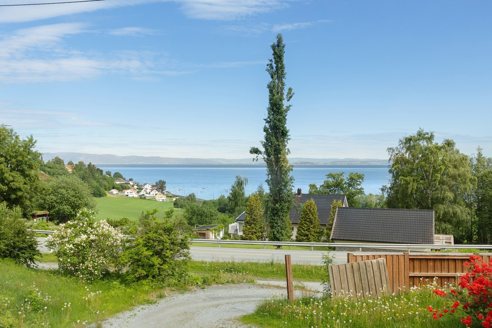 Utsikt fra verandaen - herfra er det kort vei til fjorden med fine turmuligheter og badeplasser. Galleribilde