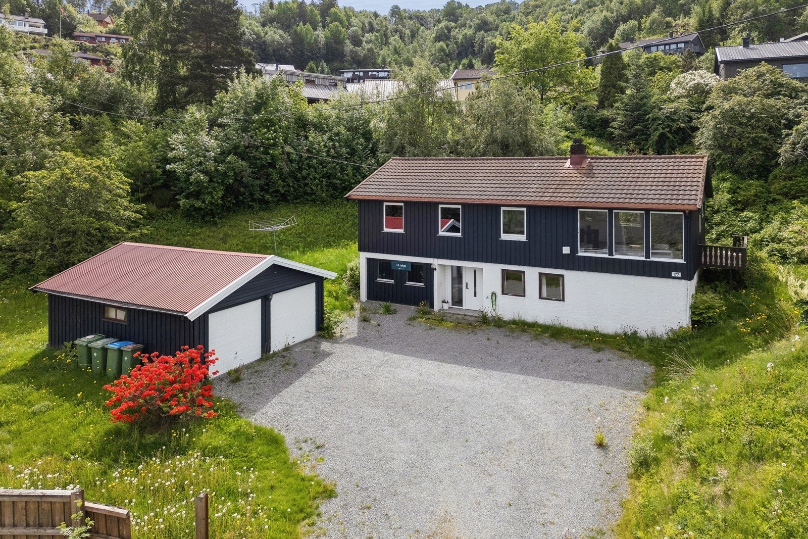 Boligen har en romslig tomt på ca. 1 445,2 m². Galleribilde