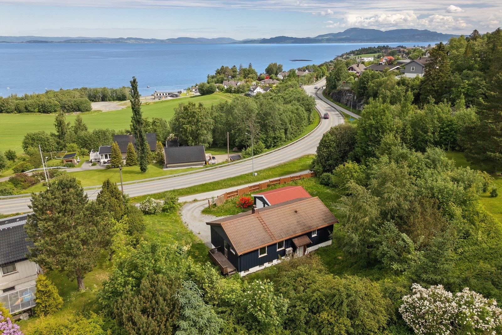 Området er kjent for sine gode oppvekstvilkår, med kort avstand til blant annet Vikhammeråsen grendaskole. Galleribilde